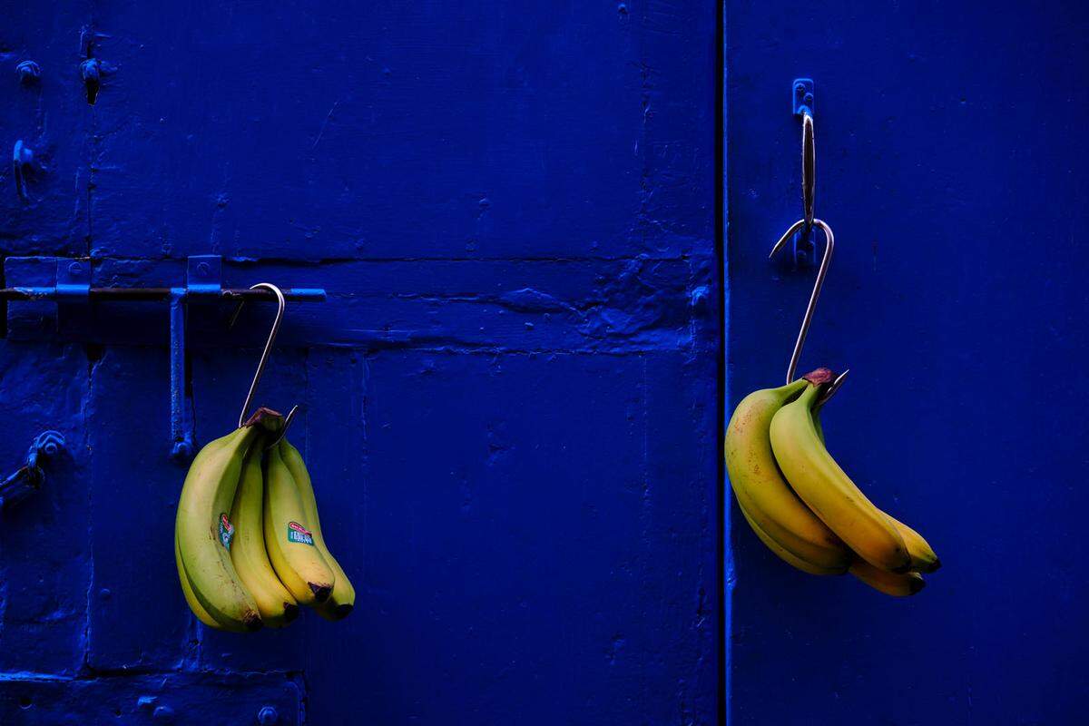 Auch Bananen sind nicht immer vegan. Wie das? Das Obst wird oft mit einem Pestiziden namens Chitosan besprüht, das Schrimps- oder Krabbenschalen beinhaltet. Wer auf Nummer sicher gehen will, kauft Bio-Bananen.