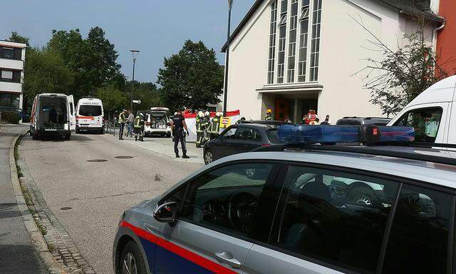 Ein vierjähriges Mädchen ist am Sonntag in Salzburg-Gneis gestorben. Ein 90-jähriger Autofahrer war in eine Gruppe von Fußgängern gerast. Im Bild: Einsatzkräfte an der Unfallstelle. 