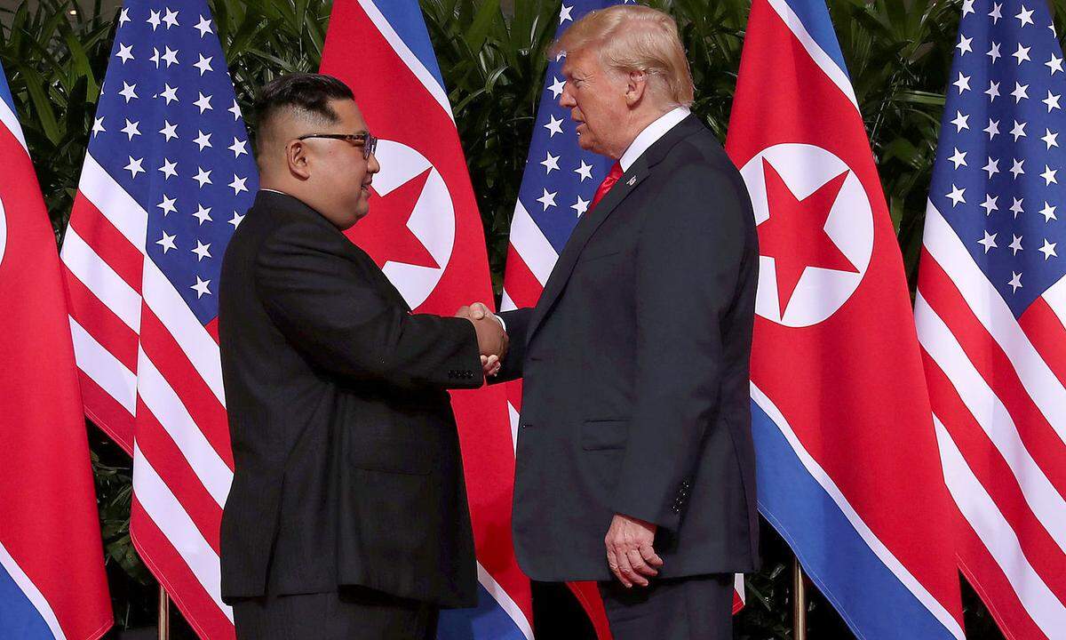 Das ist der Moment, auf den alle gewartet haben: Um 9 Uhr Ortszeit in Singapur treffen erstmals ein amtierender US-Präsident und ein nordkoreanischer Machthaber aufeinander. Ernst und sehr konzentriert wirken Donald Trump und Kim Jong-un, als sie vor einer Wand nordkoreanischer und US-Flaggen aufeinander zugehen.