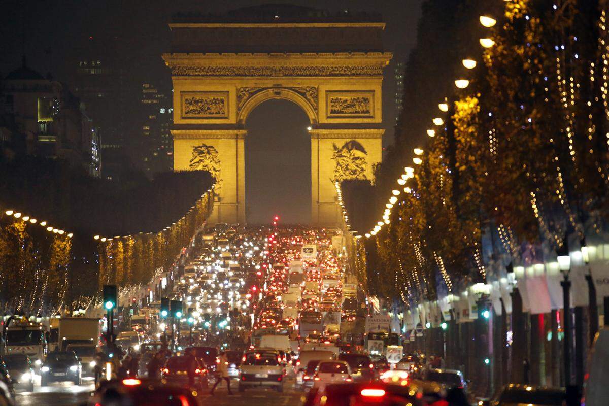Nebenan haben auch die Avenue des Champs Elysees und der Arc de Triomphe ihr Winterkleid angelegt. Das Groß des Lichtermeers spendet aber nach wie vor der Straßenverkehr.