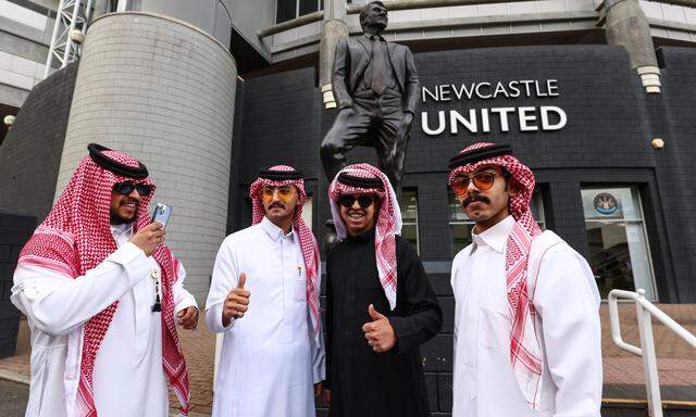 Der St. James’ Park von Newcastle ist in saudischer Hand. Im Hintergrund: Sir Bobby Robson. 
