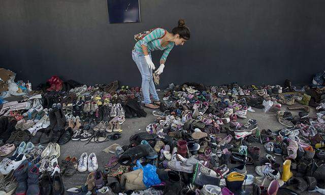 Hunderte Schuhe, viele davon Sachspenden, blieben zurück