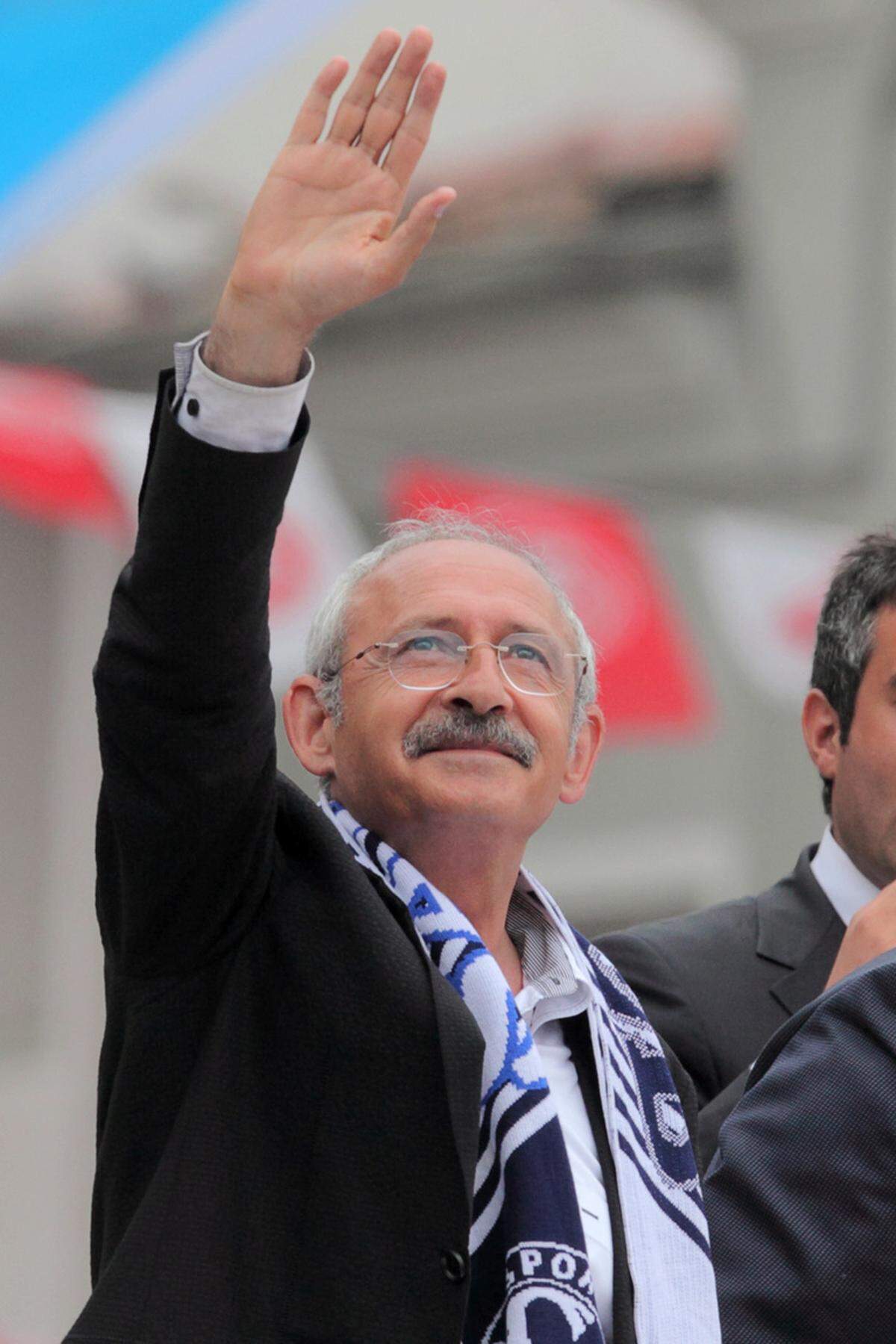 Die größte Oppositionspartei CHP (Republikanische Volkspartei) unter Kemal Kilicdaroglu lag deutlich zurück. Die säkuläre Partei setzte im Wahlkampf auf die Themen Korruption, Arbeitslosigkeit und Freiheitsrechte.