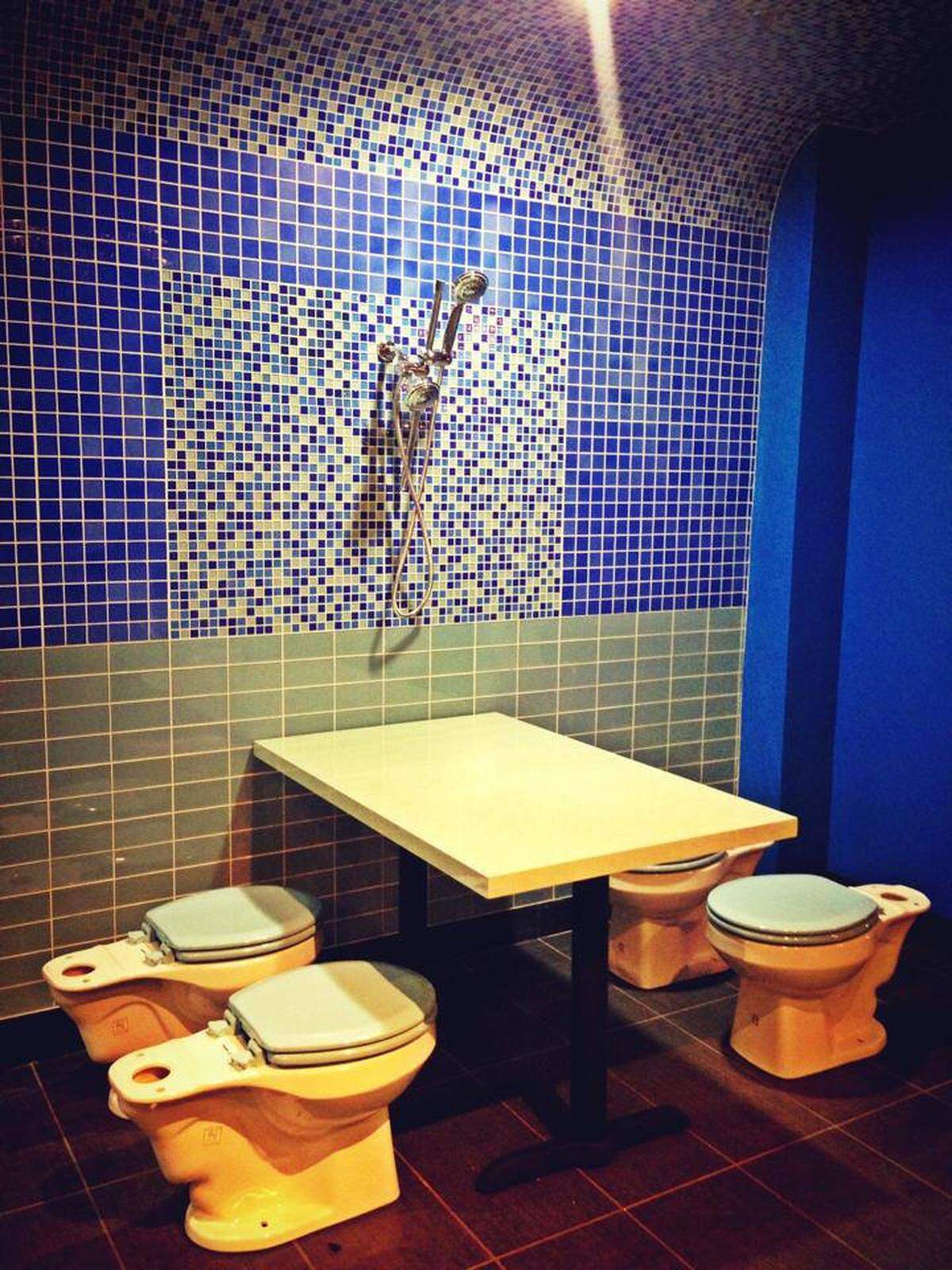 Toilettensitze dienen als Sessel, Urinale an der Wand als Dekoration und auch die Speisekarte mit Gerichten wie Verstopfung (Nudel mit Soja-Paste) runden das etwas andere Erlebnis ab.