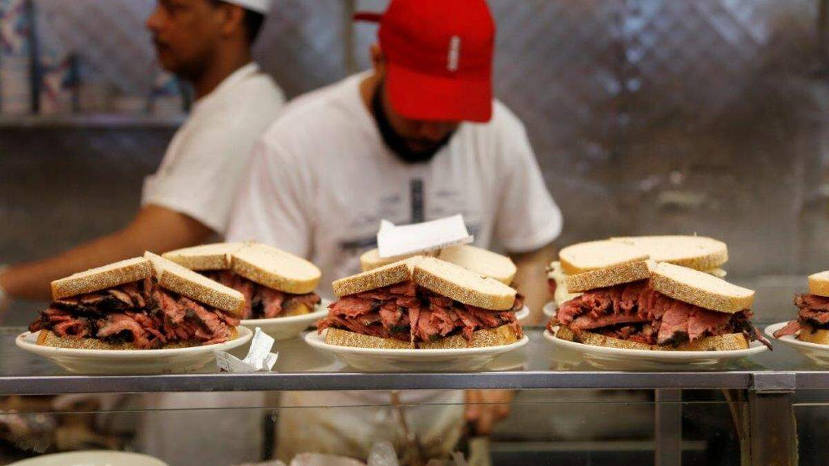 Der seit dem Zweiten Weltkrieg unverändert gebliebene Slogan hier lautet: „Send a salami / to your boy in the army.“