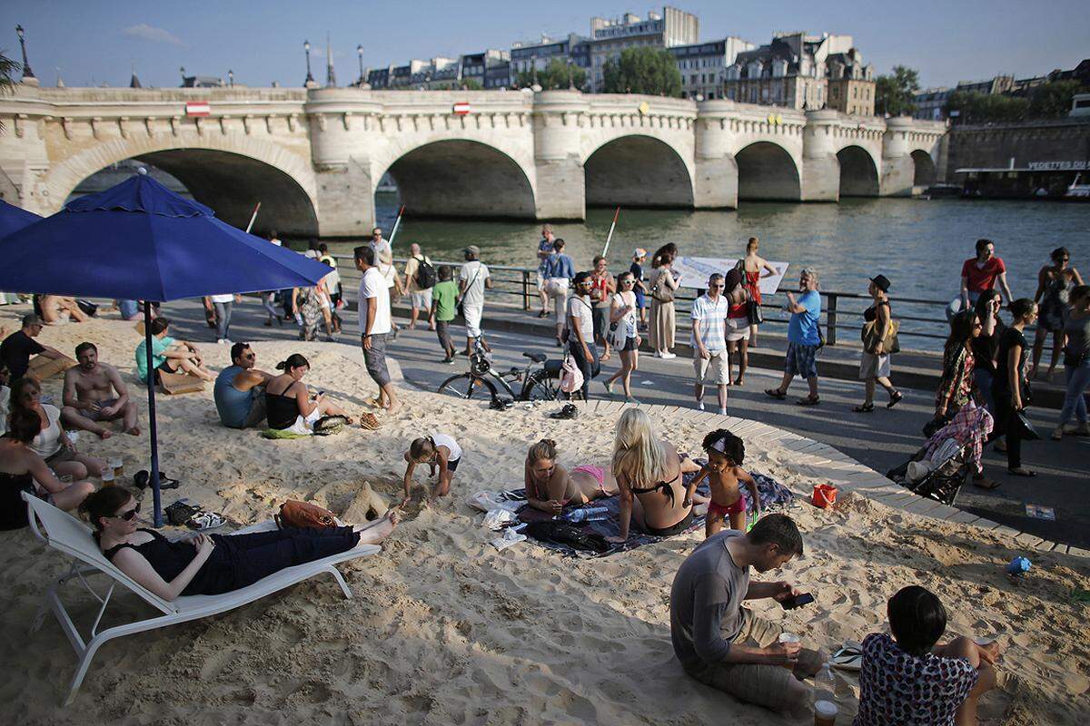 Und wenn es mit den Bademöglichkeiten überhaupt knapp wird, reichen manchmal auch schon ein paar Tonnen Sand um die passende Atmosphäre aufzubauen. Paris-Plage ist eine öffentliche Sommer-Attraktion, die seit 2002 von der Stadt Paris veranstaltet wird.