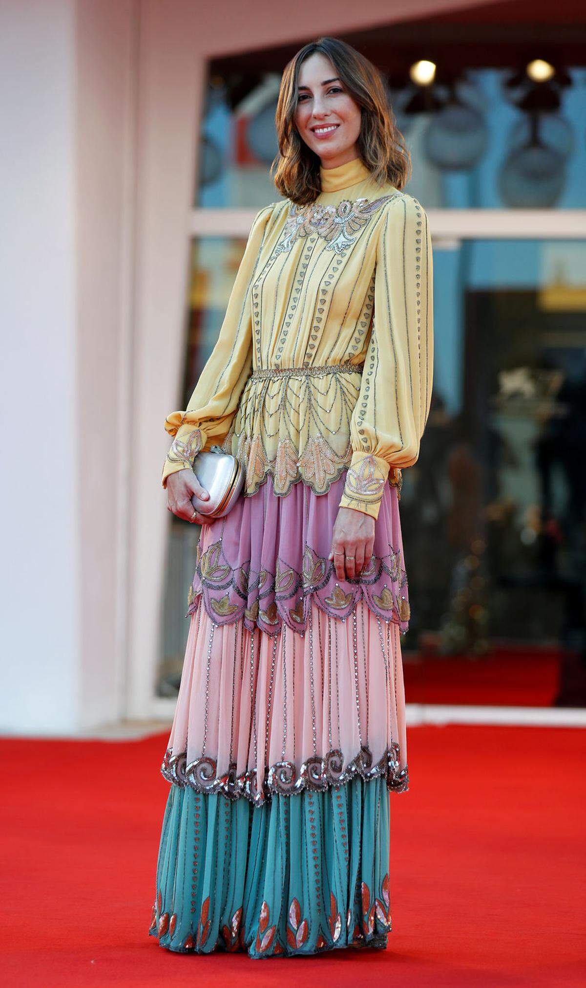 Einen farbenfrohen Look von Gucci trug Gia Coppola zur Premiere von "Mainstream".