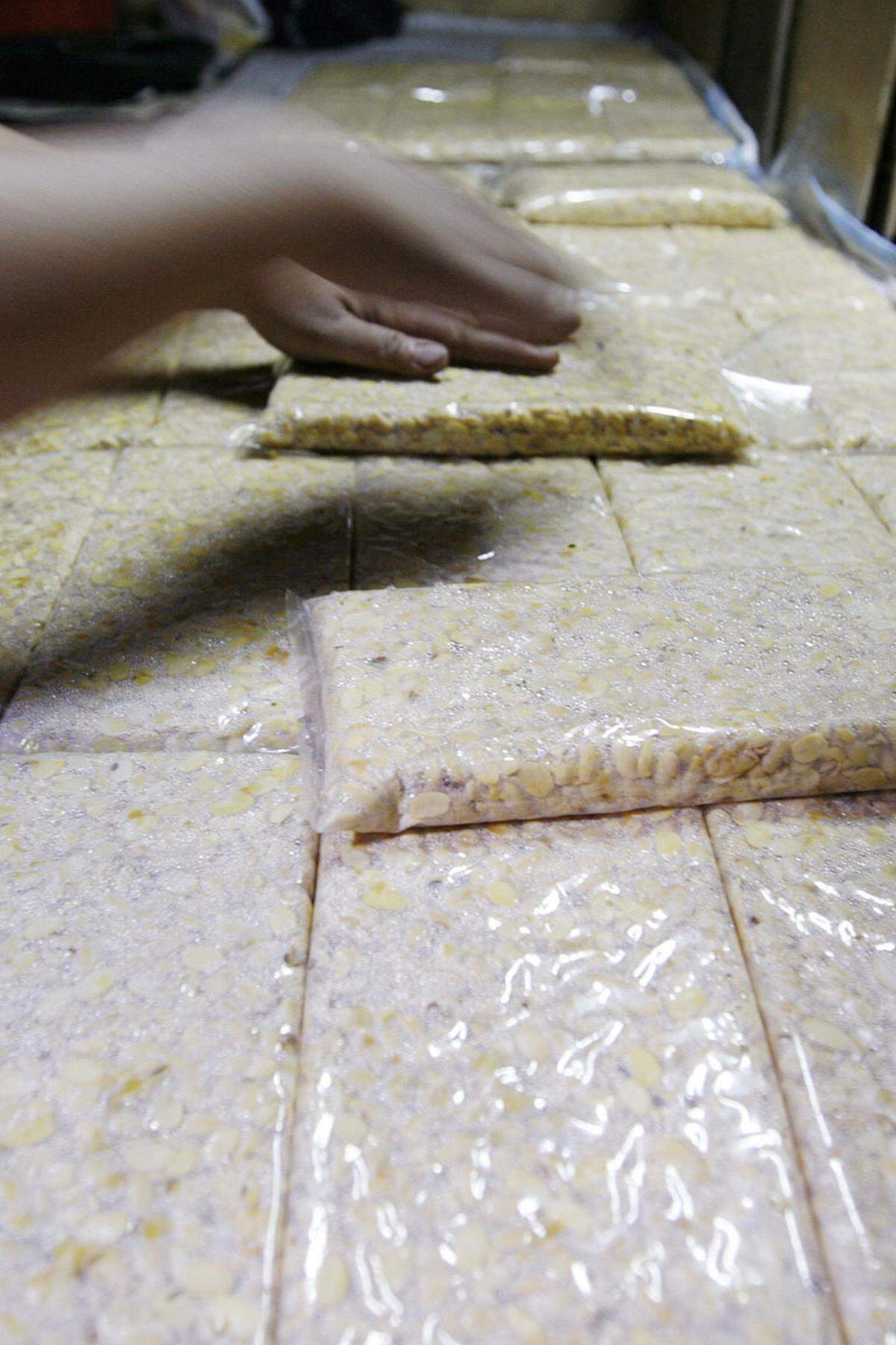 Die pflanzlichen Varianten von Schnitzel und Knackwurst sind noch breiter aufgestellt. Tempeh ist ein besonders gesunder pflanzlicher Eiweißträger. Die Basis für den nussig-pilzig schmeckenden Tempeh bilden wie bei Tofu Sojabohnen. In der Herstellung werden die Sojabohnen gekocht, geschält und anschließend mit einer Pilzkutur (Rhizopus) beimpft. Durch die Fementierung ist der Sojakuchen bekömmlicher als Tofu.