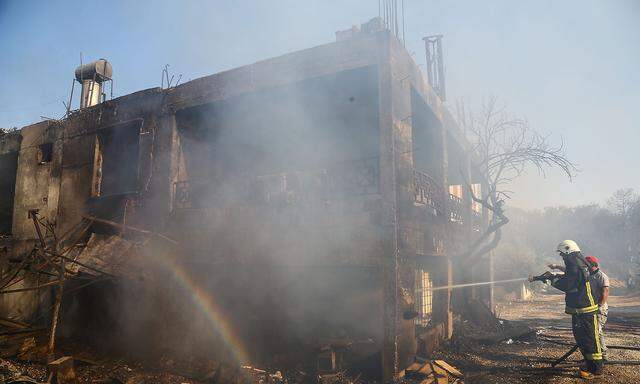 Ein Bild aus der Stadt Manavgat, 75 Kilometer östlich von Antalya, wo mehrere Häuser von einem Waldbrand zerstört wurden.