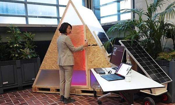 Das solarbetriebene Holzhüttchen funktioniert autonom und kann per QR-Code am Smartphone gemietet werden.