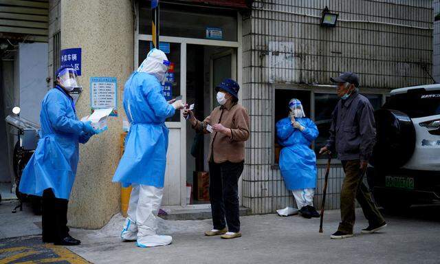 FILE PHOTO: Residents line up for nucleic acid tests during lockdown, amid the coronavirus disease (COVID-19) pandemic, in Shanghai, China, April 30, 2022.