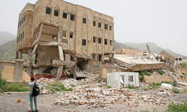Spuren des Krieges. Ein Reporter fotografiert das Ergebnis eines saudischen Luftangriffes.