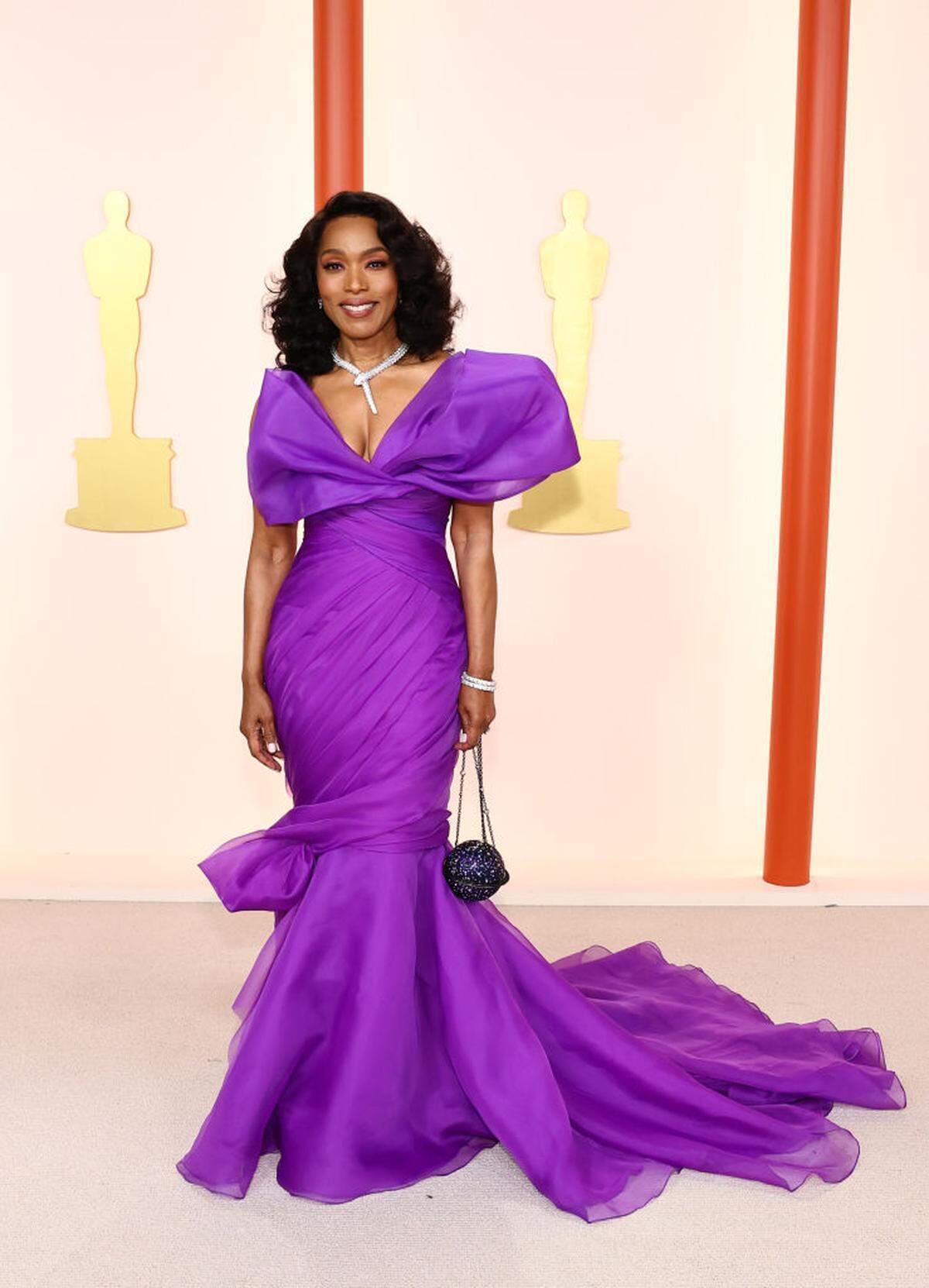 Angela Bassett, nominiert für die beste Nebendarstellerin ("Black Panther: Wakanda Forever), in einem lila Kleid von Moschino.