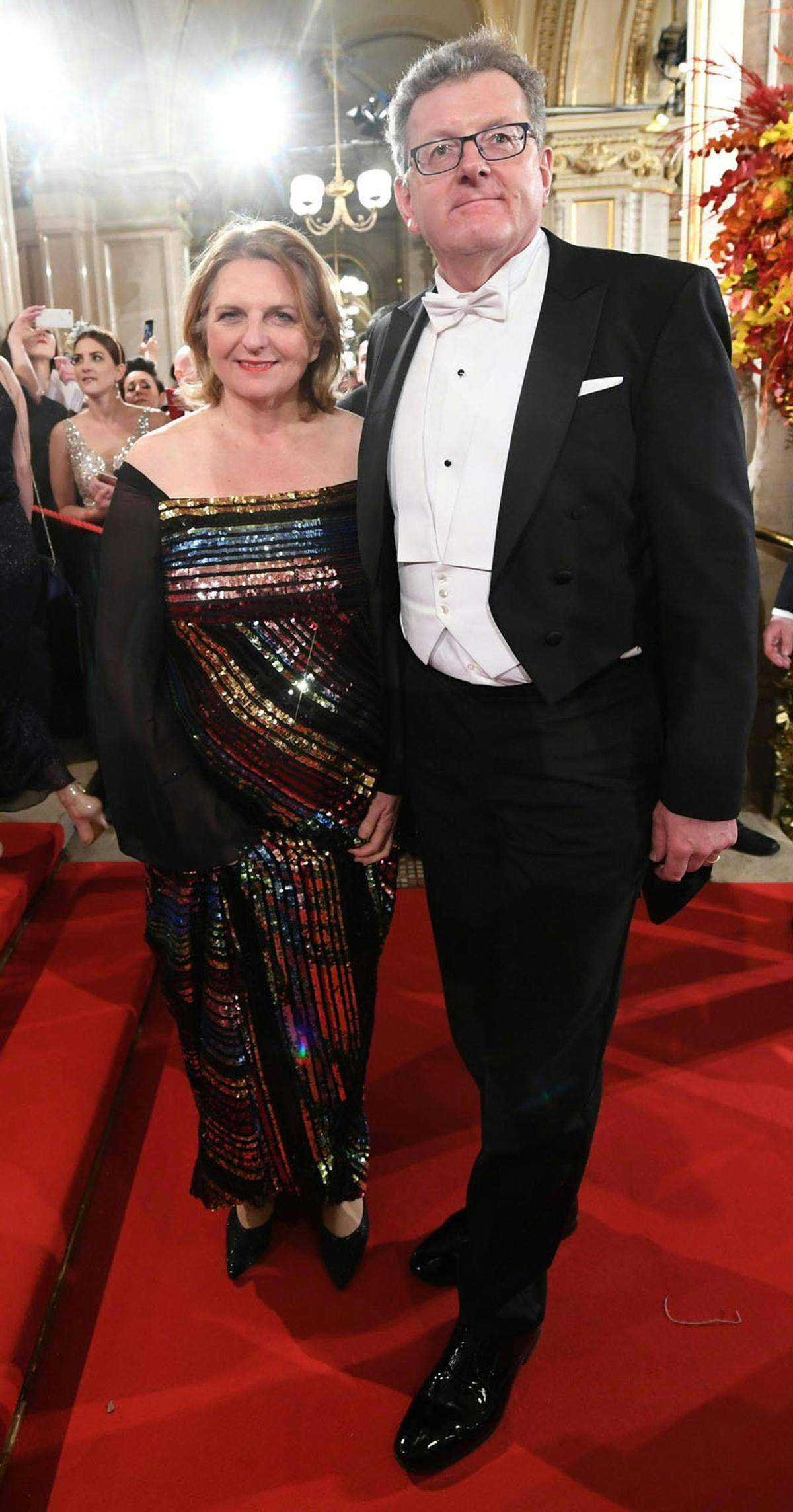 Außenministerin Karin Kneissl (FPÖ) in einem Kleid von Atil Kutoglu und Ehemann Wolfgang Meilinger.