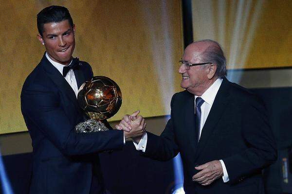 Im Jänner wurde Ronaldo zum dritten Mal als Weltfußballer des Jahres ausgezeichnet. Trotz seines ersten Fünferpacks (im April gegen Granada) und insgesamt 61 Toren in 54 Pflichtspielen (dritter Torschützenkönig und vierter Goldener Schuh) ging er mit Real Madrid in der Saison 2014/15 am Ende titellos aus.