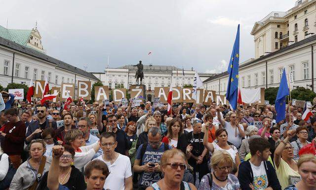 Seit Tagen wurde auch vor dem Präsidentenpalast in Warschau gegen die umstrittene Justizreform der polnischen Regierungspartei PiS protestiert.