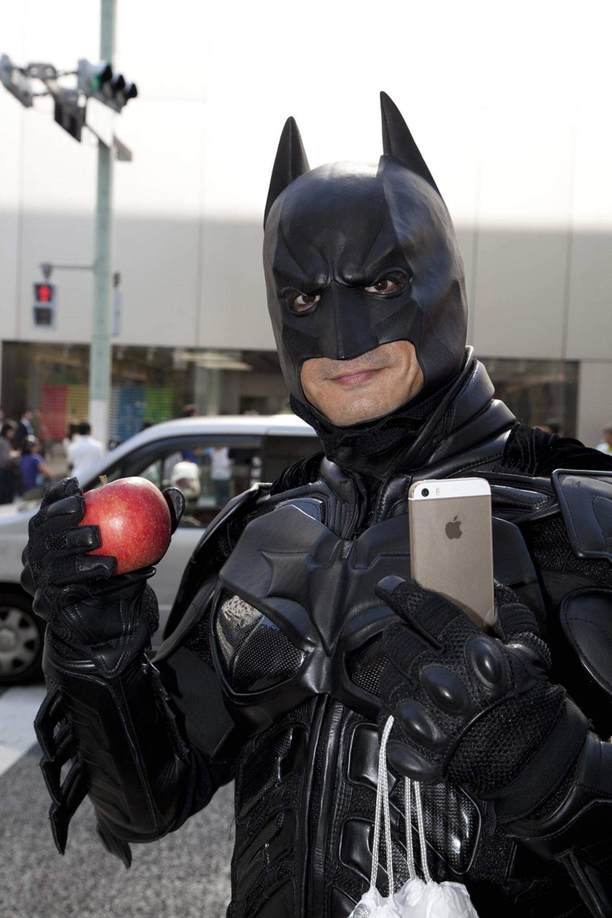 In der Warteschlange reihte sich auch Batman ein. Weiter: Mehr Eindrücke aus den Warteschlangen für iPhone 5S und 5C