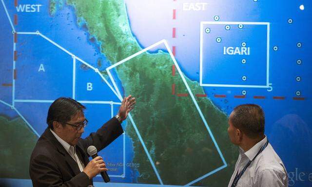 Der malaysische Luftfahrtchef Azharuddin Abdul Rahman und Malaysian-Airlines-CEO Ahmad Jauhari Yahya zeigen das Suchgebiet.