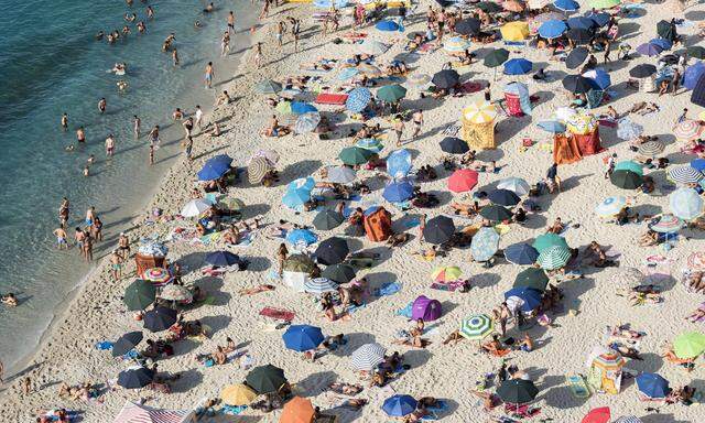 Viele Menschen mit bunten Sonnenschirmen am Strand Lido Isola Bella Tropea Kalabrien Italien Eur
