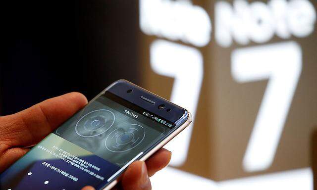 A customer tries out a Samsung Electronics' Galaxy Note 7 at the company's headquarters in Seoul