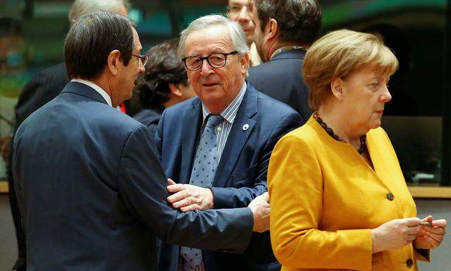EU-Kommissionspräsident Jean-Claude Juncker (Mitte) beschreibt die deutsche Kanzlerin Angela Merkel (re.) als "nicht durchsichtig, aber transparent".