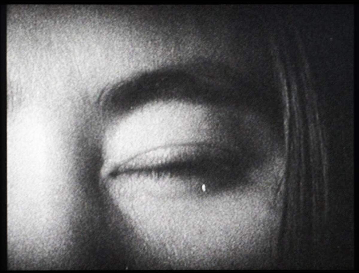 "Mein Körper ist das Ereignis. Wiener Aktionismus und internationale Performance" kuratiert von Eva Badura-Triska und Marie-Therese Hochwartner im Mumok, Museumsplatz 1, 1070 Wien von 6. März bis 23. AugustYoko Ono: Eye Blink, 1966, 16mm-Film transferiertauf DVD, 2:40 min, Courtesy the artist