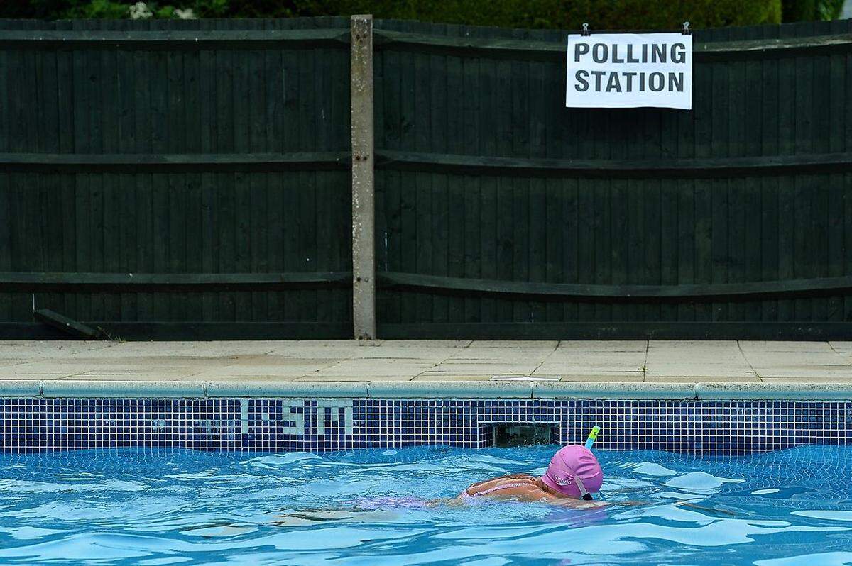 Warum nicht Sport und Wählen verbinden? Anne Whitmann trainiert in einem öffentlichen Schwimmbad im südenglischen Arundel, das zugleich als Abstimmungsort für das Referendum dient.