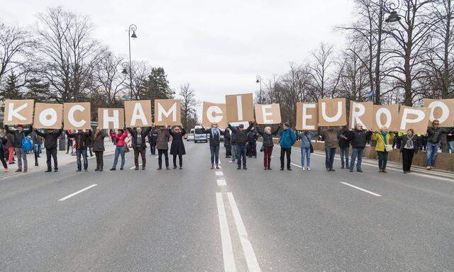„Europa, ich liebe dich“: Auch in Polen gingen am vergangenen Wochenende zahlreiche Menschen auf die Straßen, um für die EU und den europäischen Zusammenhalt zu demonstrieren.