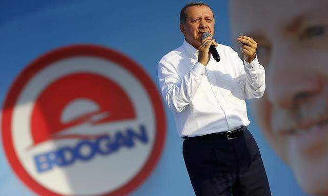 Noch-Premierminister Recep Tayyip Erdogan ortete politische Gegner in den Reihen der Polizei.