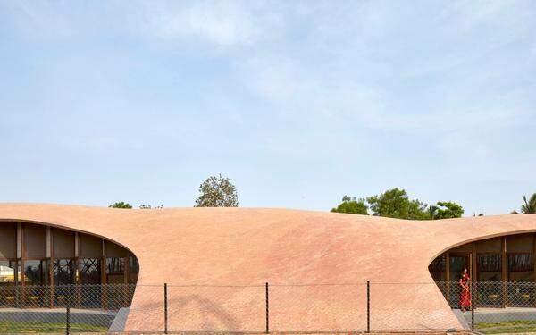 Bei der Maya-Somaiya-Bibliothek von Sameep Padora &amp; Associates in Indien wurden Ziegel auf unkonventionelle Art zur Gestaltung des Dachs als schwebende Landschaft und Spielplatz einer Schule bei gleichzeitiger Betonung der Bibliotheksfunktion eingesetzt...