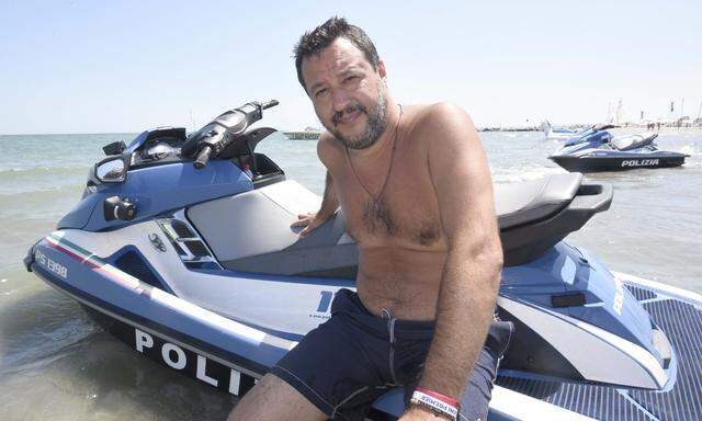 Die volksnahe Pose am Strand liebt Lega-Chef Matteo Salvini besonders. Eine wachsende Anzahl der Italiener lässt sich gern auf diese Weise unterhalten. 