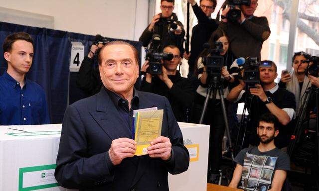 Silvio Berlusconi bei der Stimmabgabe.
