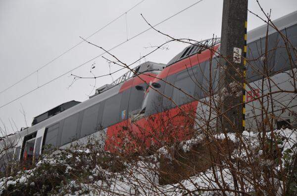 Die zwei Führerstände sind vollkommen verkeilt. Die ÖBB werden die Züge mit einem Hilfszug bergen.