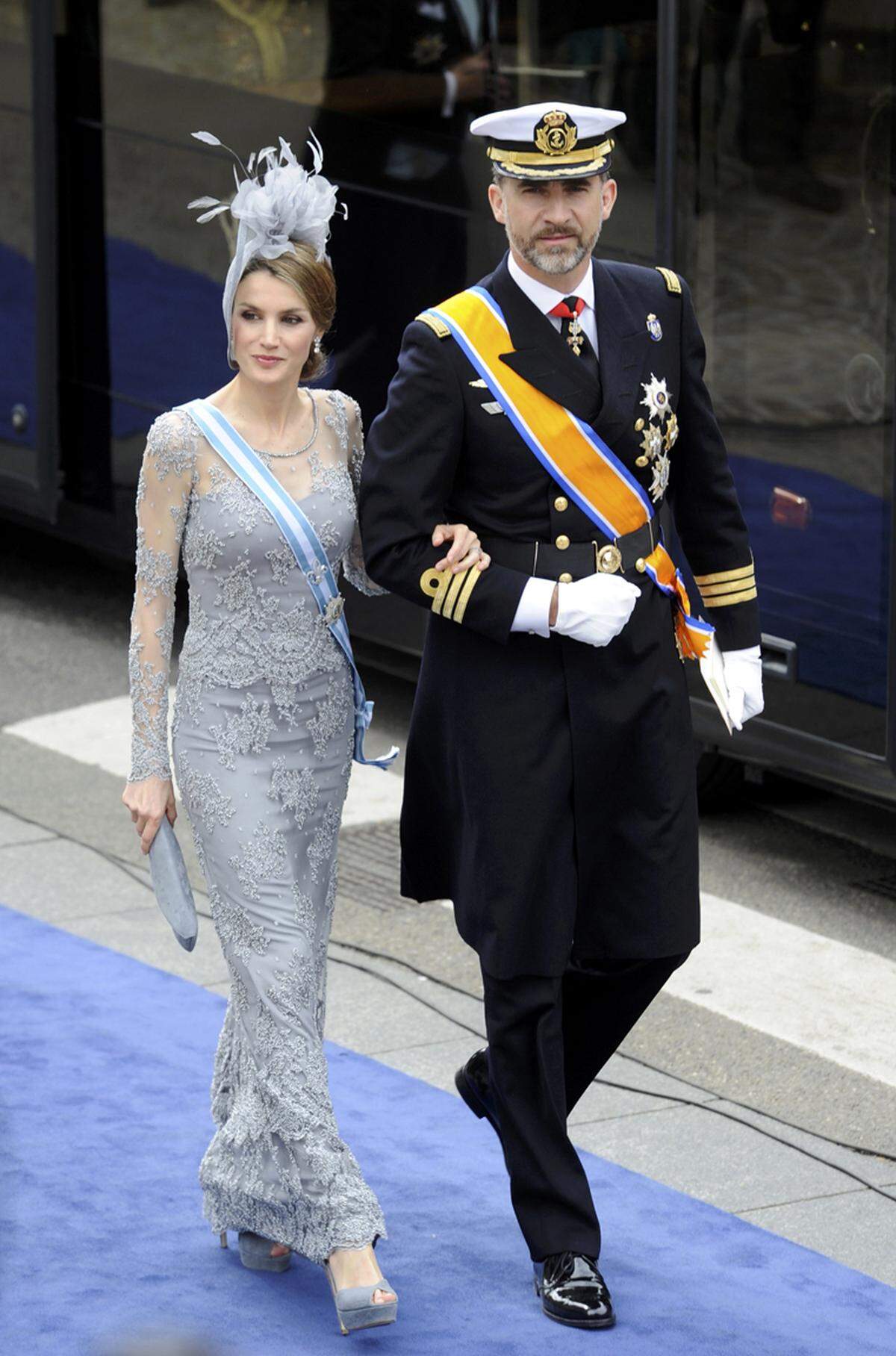 Eine bestickte, transparente Robe trug Kronprinzessin Letizia von Spanien, die mit Ehemann Prinz Felipe auftrat.