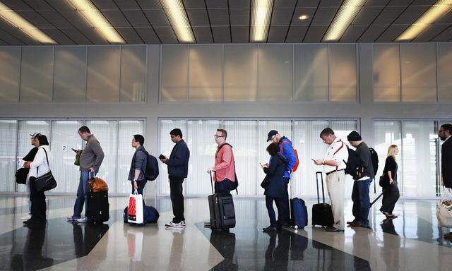 US-AS-LONG-LINES-IN-AIRPORTS-RISE,-TSA-STRUGGLES-TO-CUT-WAITING-