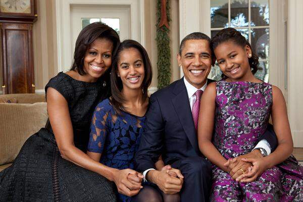 Er sei schlecht darin, Porträts zu fotografieren, erzählte Pete Souza über dieses Foto. Gelungen ist das Familienfoto mit Barack Obama, Michelle und den zwei Töchtern Malia und Sasha zu Weihnachten 2011 trotzdem.