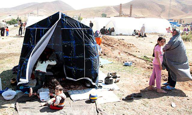 Notdürftige Versorgung der Obdachlosen nach dem Erdbeben im Iran