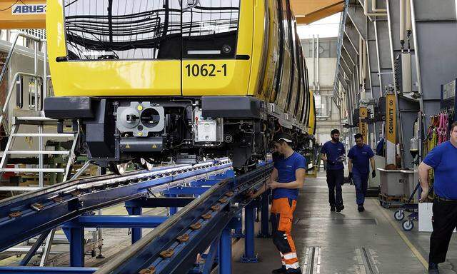 Schienenfahrzeugproduktion bei Stadler in Berlin 2019 02 12 Berlin Deutschland Schienenfahrzeugp