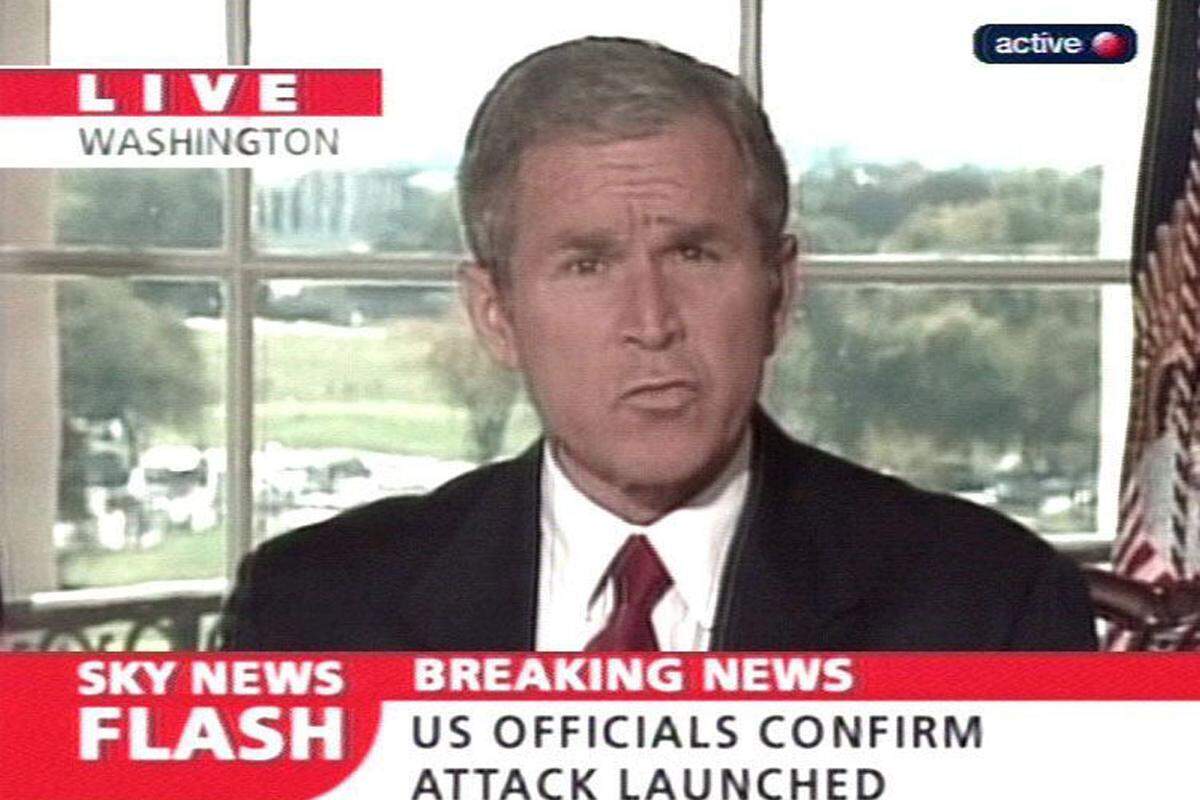 Die radikalislamische Taliban-Regierung in Kabul weigert sich nach 9/11, Bin Laden auszuliefern. Jetzt handeln die USA - gestärkt von Resolutionen der Weltgemeinschaft. "Wir werden nicht wanken, wir werden nicht müde werden, wir werden nicht zaudern, und wir werden nicht versagen", sagt US-Präsident George W. Bush in seiner Kriegserklärung.