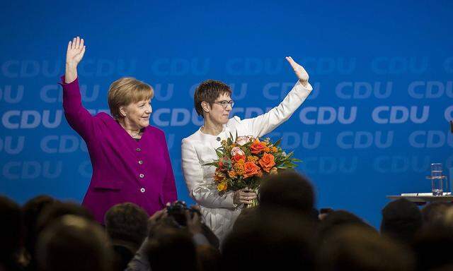 Angela Merkel (l.) und Annegret Kramp-Karrenbauer 