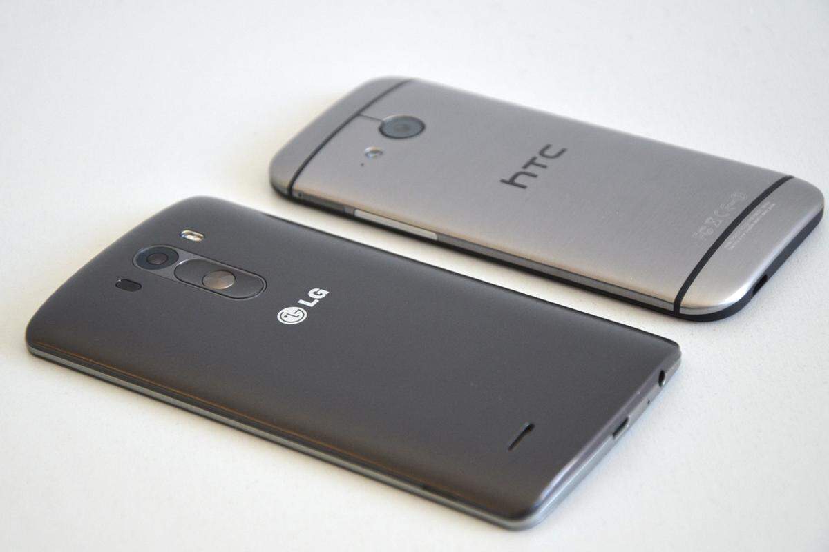 Beim Design hat LG seit dem G2 und auch dem G Flex einiges dazugelernt. Die Rückseite ist zwar nach wie vor aus Kunststoff - ein Kompromiss, der wohl zugunsten der schlanken und leichten Bauweise eingegangen wurde. Aber die Abdeckung sieht einer gebürsteten Metalloberfläche wie die des HTC One zum Verwechseln ähnlich. Und eine Spezialbeschichtung sorgt dafür, dass sich weder Staub noch Fingerabdrücke festsetzen.