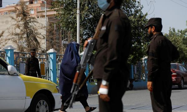 Eine Afghanin in voller Verhüllung bei einem Checkpoint in Mazar-e-Sharif.