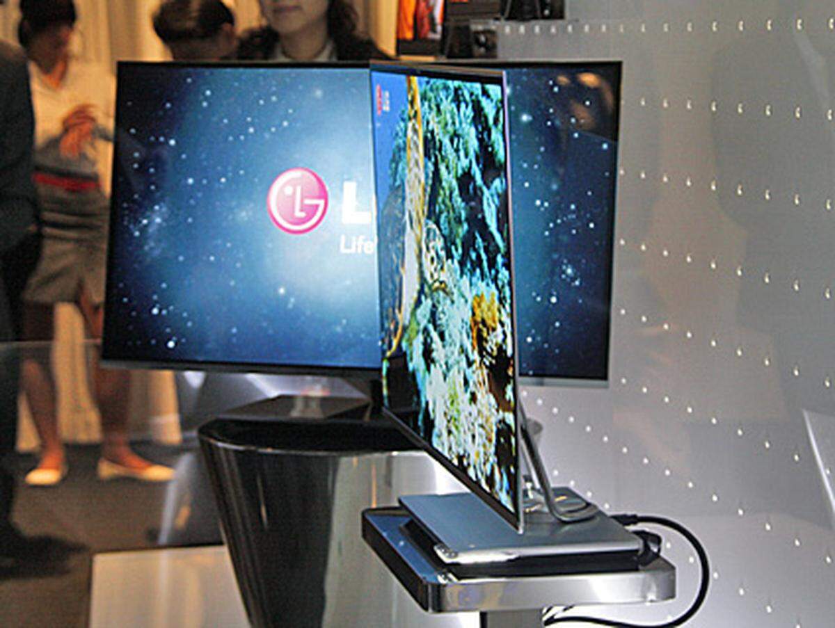 Neben Internet und Apps, hatte die Branche im Bereich Display-Technik eine Neuigkeit auf Lager. LG ist es erstmals gelungen einen OLED-Fernseher in brauchbarer Größe anzubieten. Waren in der Hauchdünn-Technologie bisher nur Modelle im 11- bzw. 15-Zoll-Bereich erhältlich, so soll bald dieser 31-Zoller in den Läden stehen.