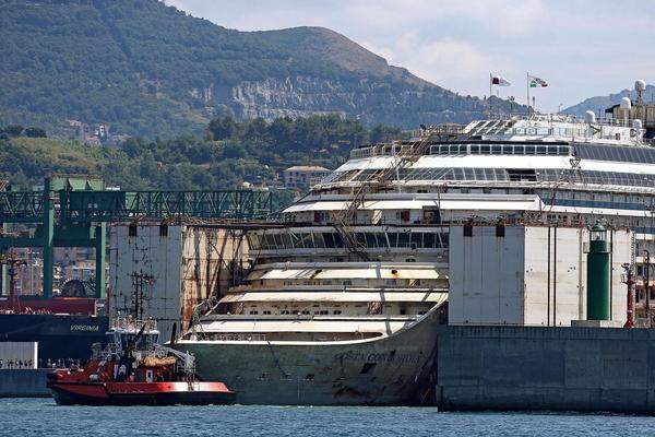 "Das Bergungsteam hat Tolles geleistet. Es war die größte Bergungsaktion in der Schifffahrtsgeschichte. Die Freude für die gelungene Operation darf uns nicht die Opfer dieses Unglücks vergessen lassen", betonte der deutsche Geschäftsführer von Costa Crociere, Betreiberin des havarierten Schiffe, Michael Thamm.