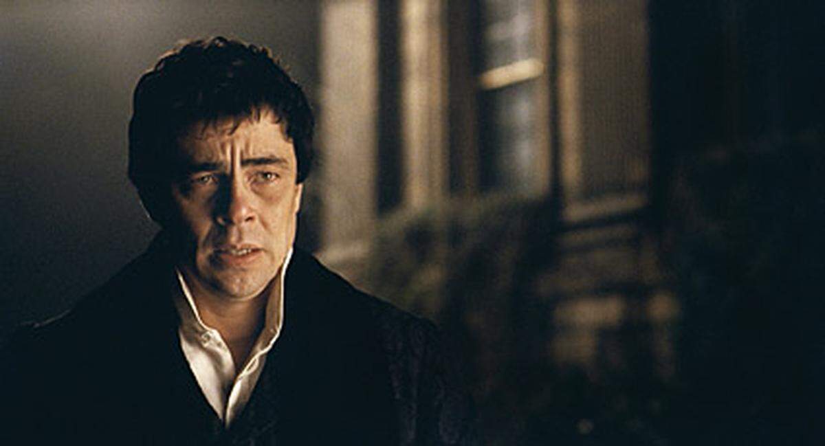 In einer Horrorfilm-Adaption aus den Vierzigern spielt Benicio Del Toro einen Adeligen. Er macht sich auf die Jagd nach einem Biest, das die Bewohner eines Dorfes auf grausame Weise tötet.