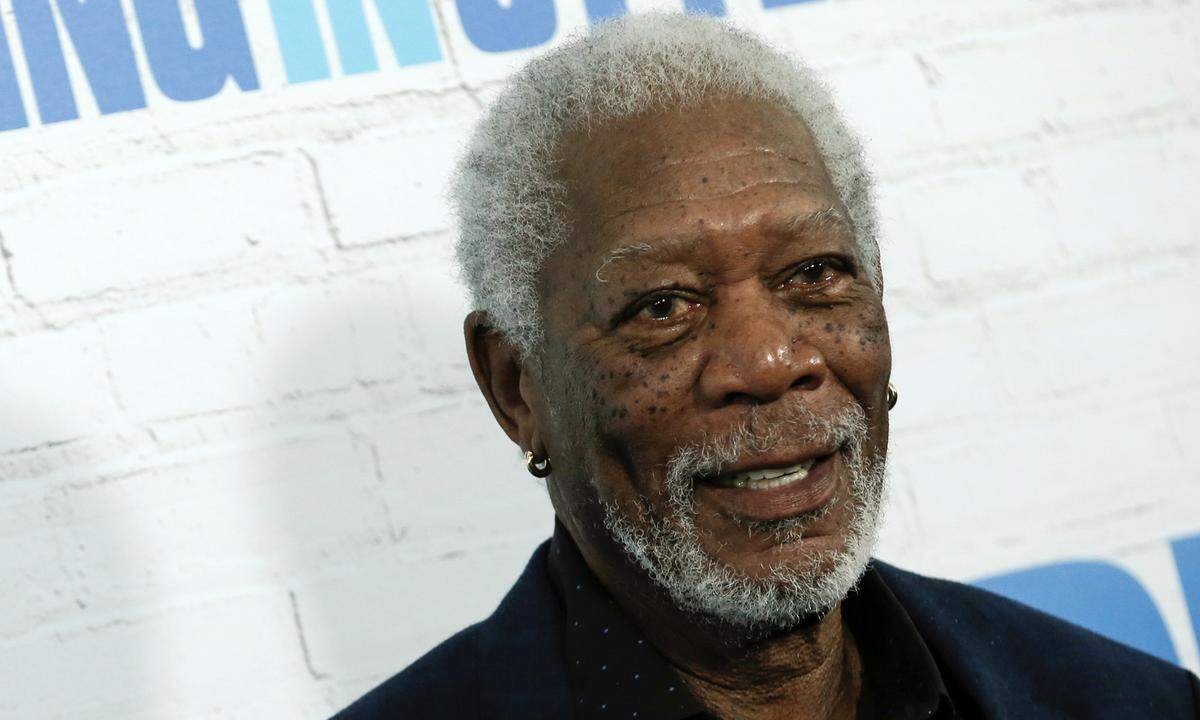 Auch Morgan Freeman ist die Krankheit nicht fremd. In einem 2012 Interview im "Esquire"-Magazin enthüllte der Schauspieler, dass er unter Fibromyalgie leide. Die chronischen Schmerzen in seinem linken Arm sind die Folgen eines Autounfalls im Jahr 2008. Der 80-Jährige hat gelernt, mit einer Erkrankung zu leben und das Beste aus der Situation zu machen. Golf spielt er heute mit nur noch einem Arm.