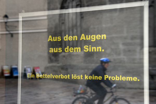 Bevor der Gemeinderat im Rathaus ein Verbot von stillem Betteln für einige Bereiche in der Stadt Salzburg beschloss, haben sich Mitarbeiter der Erzdiözese Salzburg sowie Vertreter und Sympathisanten der "Plattform gegen Bettelverbot" zum "Stillen Protest-Betteln" vor dem Gebäude in der Getreidegasse eingefunden.