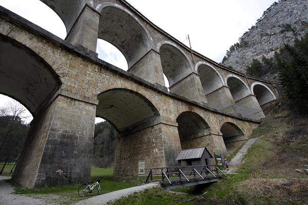 Über 16 Viadukte und durch 15 Tunnels schlängelt sich die Ghegabahn die 41 Kilometer zwischen Gloggnitz und Mürzzuschlag. Die Strecke zwingt Züge zu niedrigen Geschwindigkeiten. Für Doppelstockwaggons sind die Tunnels zu niederig.