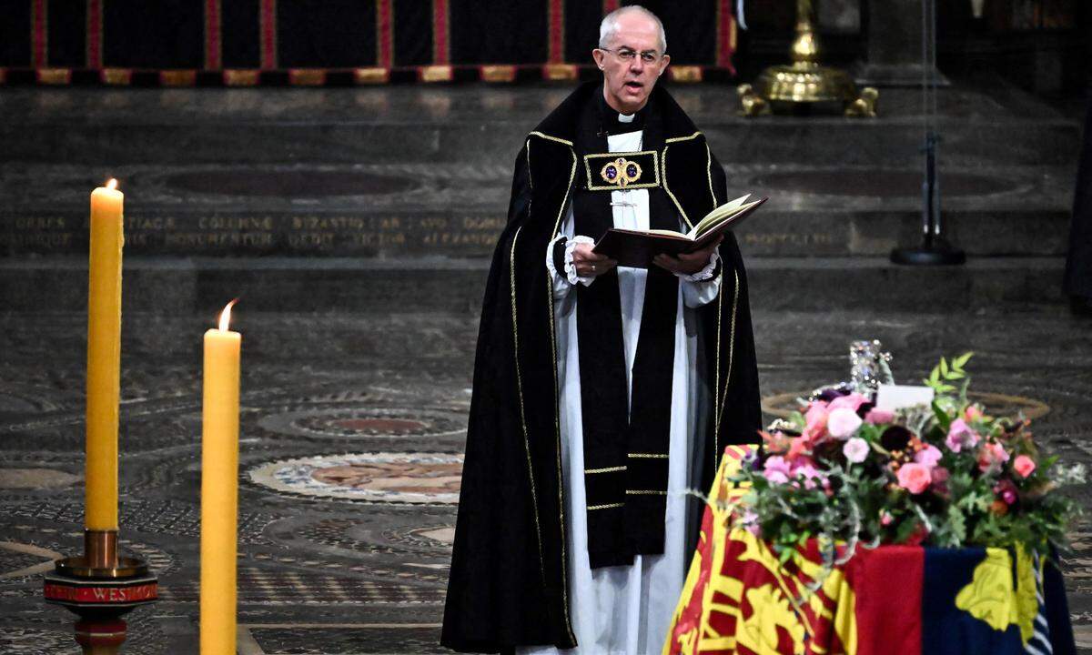 Der Erzbischof von Canterbury pries bei dem Gottesdienst die Art der Queen, auf Menschen zuzugehen. "Sie war fröhlich, für so viele da und hat eine Vielzahl von Leben berührt", sagte Justin Welby in seiner Predigt bei der Trauerfeier in der Westminster Abbey. Der Erzbischof erinnerte auch an die viel beachtete Rede der Queen an die Nation während der Corona-Pandemie. Elizabeth II. sprach ihren Untertanen damals Mut zu und sagte: "Wir werden uns wiedersehen."