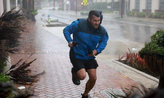 Der Hurrikan wurde zwar abgeschwächt, sorgt aber für heftige Unwetter. Bis zu 24 Stunden wird es dauern, bis er über Florida hinweggezogen ist, was 24 Stunden Regen bedeutet. 